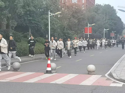 九州网页版举行2024年秋季新生“人防”应急疏散演练