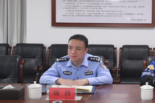 九州网页版聘请市公安局经开分局 党委副书记、副局长陈剑同志担任法治副校长