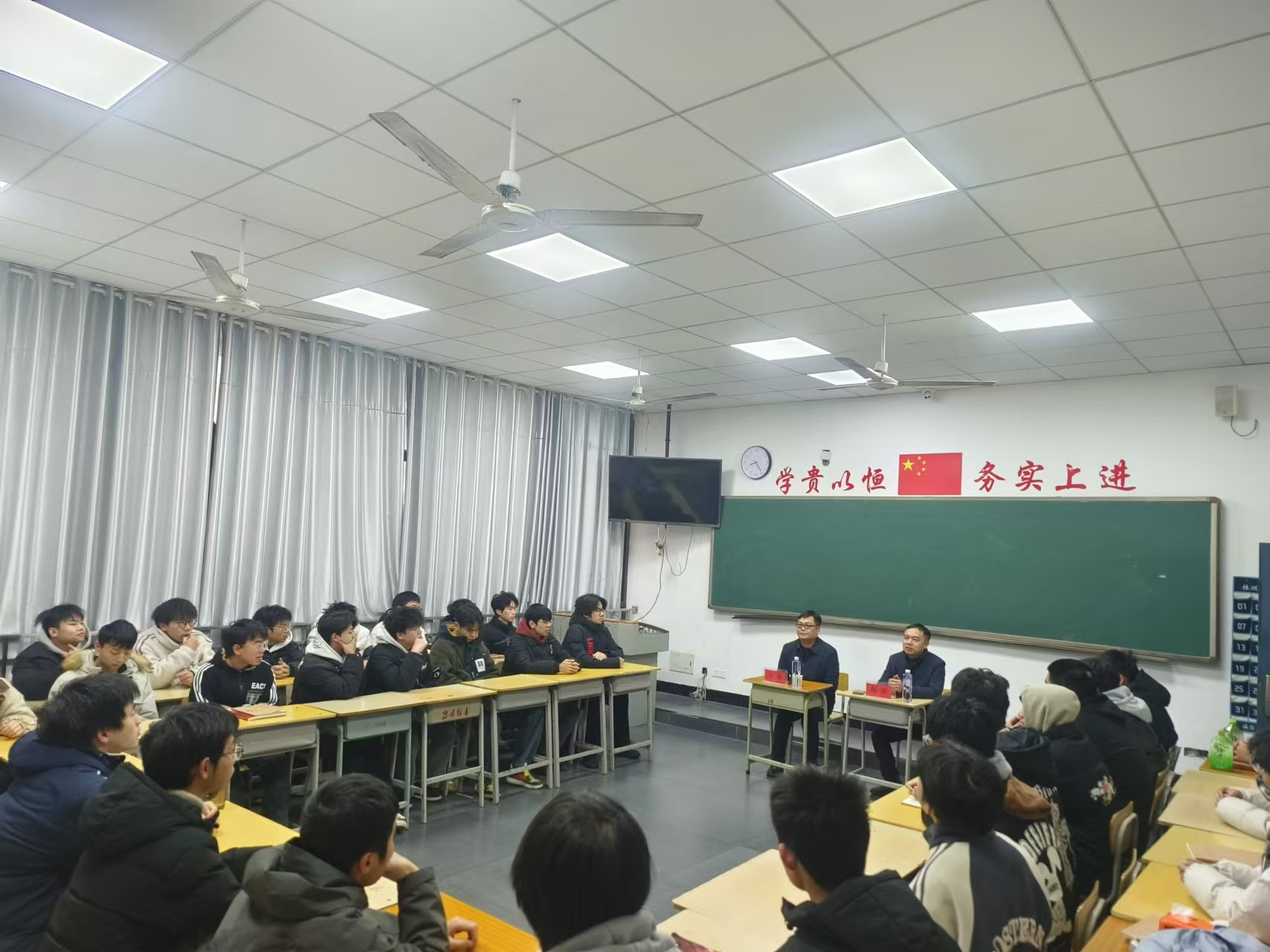 九州网页版党委委员、副院长王斌到数模技师2401班交流座谈