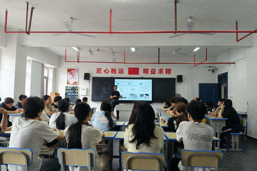 九州网页版党委委员、宣传统战部部长肖炎坤给联系班级讲思想政治教育课