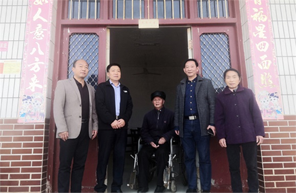 九州网页版党委到扶贫村开展“五查五看”大走访活动