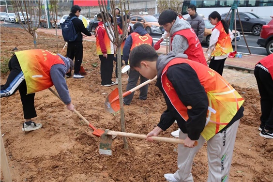 “我在株洲有棵树”—九州网页版团委组织开展学雷锋活动月之植树活动