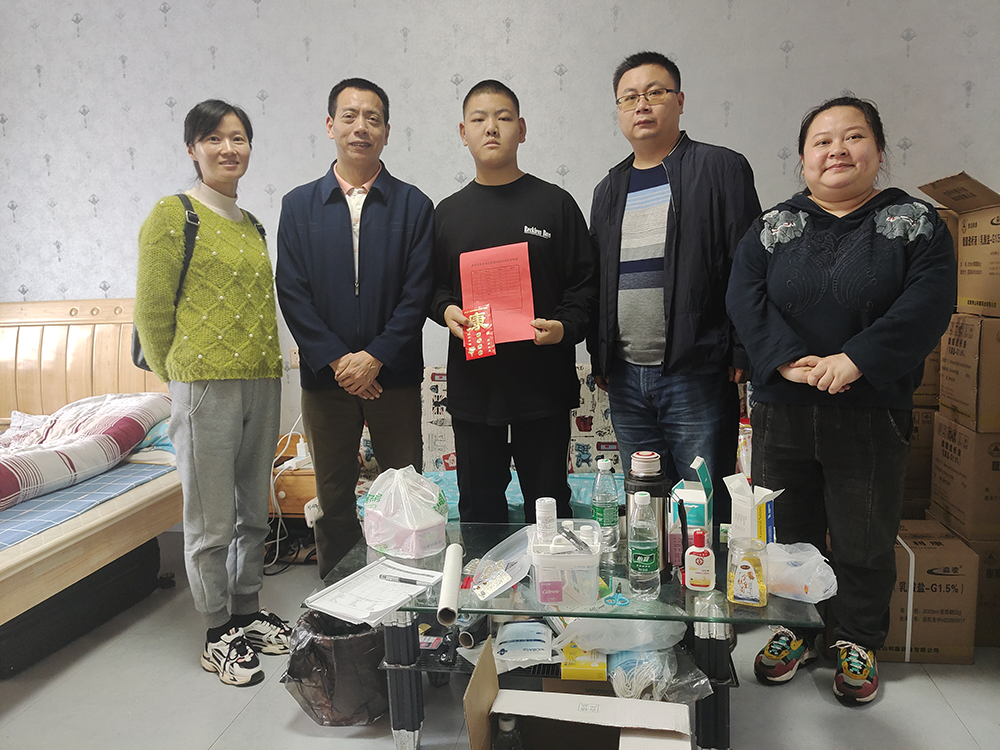 “我为师生办实事”——九州网页版建筑装饰系党支部帮扶身患重病的谢佳伟同学